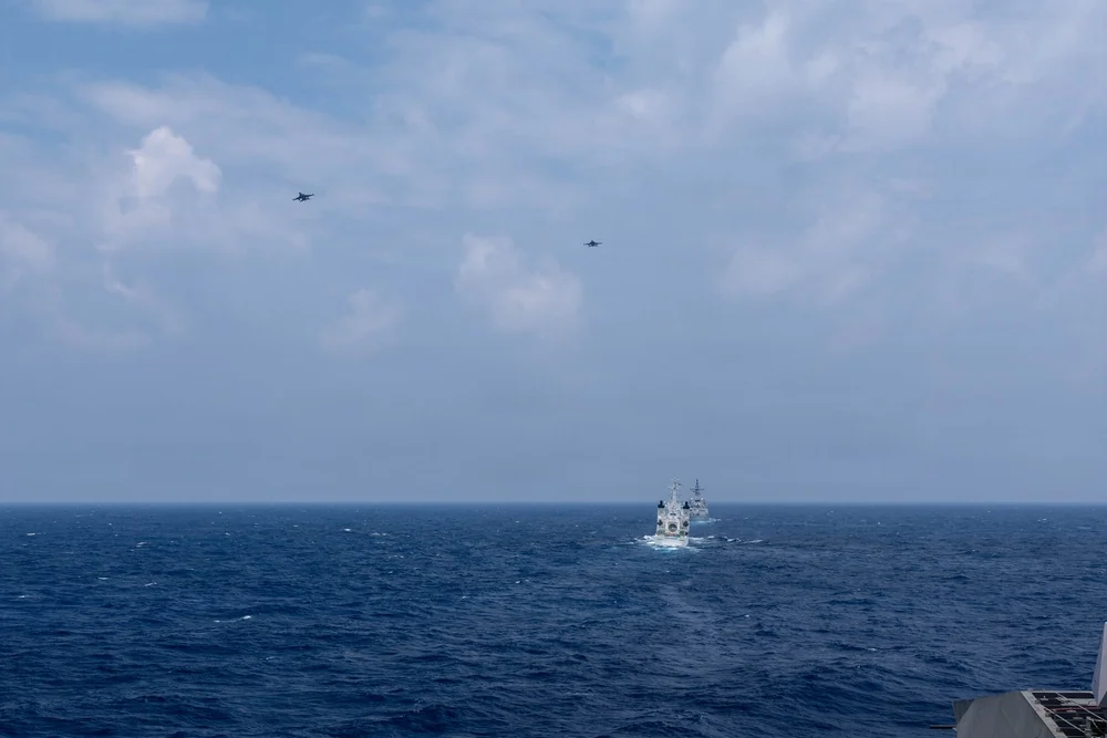 USS Santa Barbara、BRP Teresa Magbanua、BRP Diego Silangが編隊航行し、上空をフィリピン空軍機が飛行するMCAの公式写真