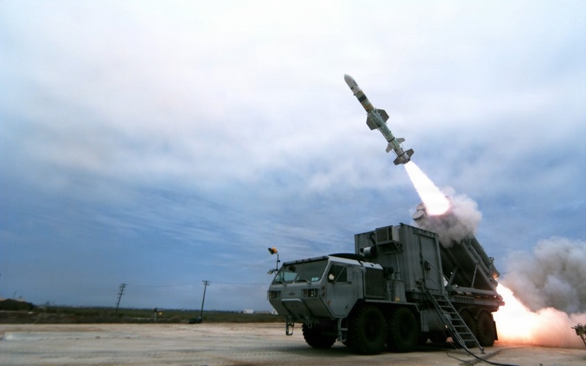 Point Mugu Sea Rangeで陸上発射されるHarpoon Coastal Defense Systemのハープーンミサイル