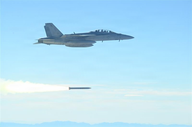 F/A-18から発射されるAARGM-ERの米海軍公式実写