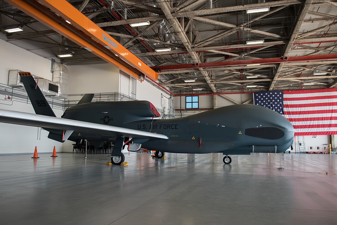 格納庫に駐機する米空軍のRQ-4グローバルホーク（参考写真）