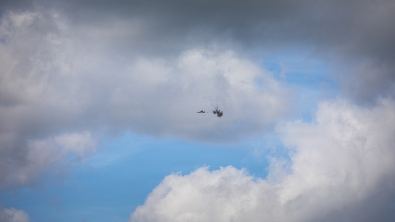 ラトビアでの対ドローン訓練で撃墜され、空中で分解する標的無人機