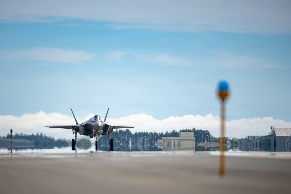 RED FLAG-Alaska 26-3へ向け三沢基地をタキシングする第13戦闘飛行隊のF-35A