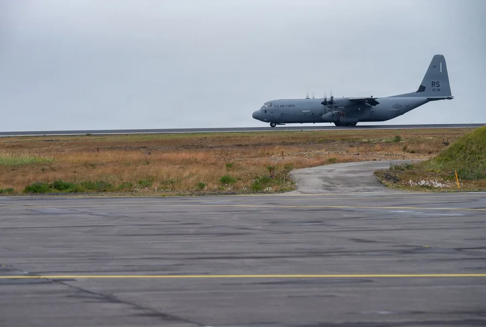 Northern Viking 26参加のためアイスランド・ケプラヴィーク基地へ着陸する米空軍C-130J