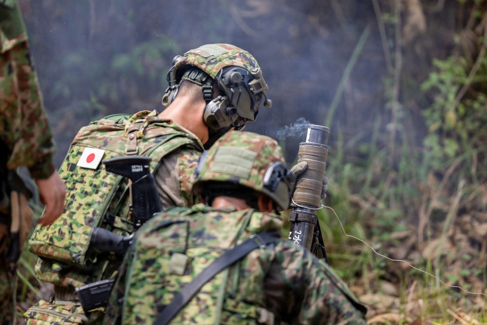 Super Garuda Shield 26でHirtenberger M6C-640T 60mm迫撃砲を実射する陸上自衛隊水陸機動団