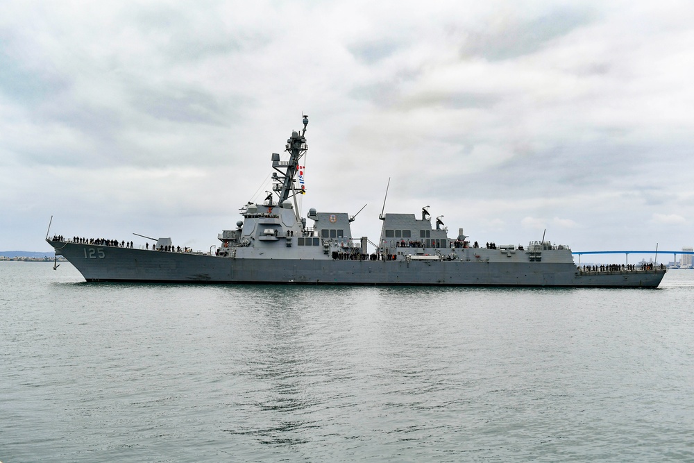 サンディエゴへ到着するFlight IIIアーレイ・バーク級駆逐艦USS Jack H. Lucas（DDG 125）の全体像