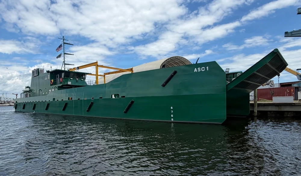 アラバマ州バイユー・ラ・バトルの海岸に上陸した米海兵隊のAncillary Surface Craft試作艇