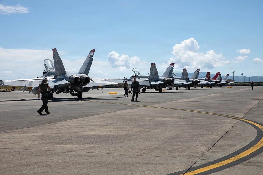 岩国基地の駐機場に並ぶ米海兵隊VMFA-232のF/A-18ホーネット